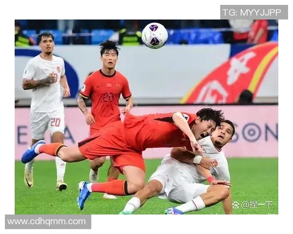 足球球星羊毛卷场上英姿展现独特魅力赢得无数球迷热情关注